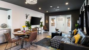 a living room with a couch and a table at Rock n Roll by AvantStay Vibey 2BDR in Prime Hollywood Steps to Attractions in Los Angeles