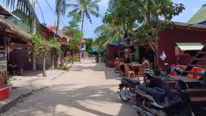 Eine Straße in einem Dorf, auf der Motorräder geparkt sind in der Unterkunft Paradiso Village Center Bungalows in Koh Rong