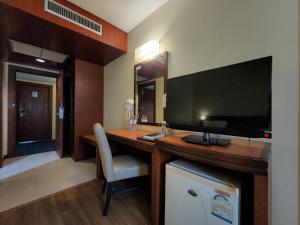 TV a/nebo společenská místnost v ubytování Hatyai Golden Crown Hotel