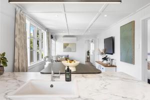 TV/trung tâm giải trí tại The Miro Haus with hot tub