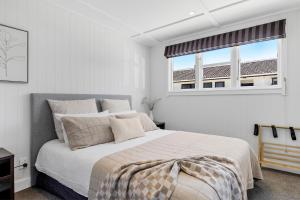 Giường trong phòng chung tại The Miro Haus with hot tub