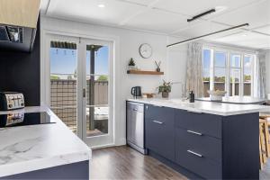 Nhà bếp/bếp nhỏ tại The Miro Haus with hot tub +29 ảnh