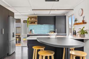 Nhà bếp/bếp nhỏ tại The Miro Haus with hot tub