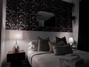 En eller flere senge i et værelse på Beautiful 1B1B - Medical District - Dallas Airport