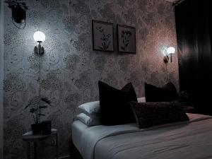 Un pat sau paturi într-o cameră la Comfy 1B1B - Medical District - Love Field Airport