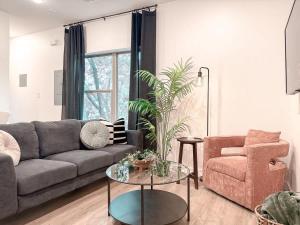 O zonă de relaxare la Comfy 1B1B - Medical District - Love Field Airport