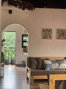 Χώρος καθιστικού στο Art Studio Loft Apartment with Stunning Views