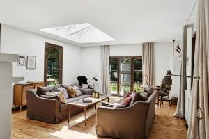 Una sala de estar con dos sofás y una mesa. en Architect Designed With Two Wings By Tisvilde Hegn, en Tisvildeleje