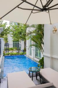 Bazén v ubytování Sea Gallery Tropical Villa Private Pool Khem Beach Phu Quoc nebo v jeho okolí