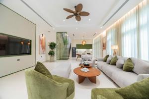 TV a/nebo společenská místnost v ubytování Sea Gallery Tropical Villa Private Pool Khem Beach Phu Quoc