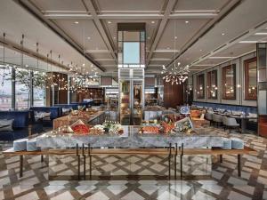 シンガポールにあるSofitel Singapore City Centreのビュッフェのあるレストランのレンダリング
