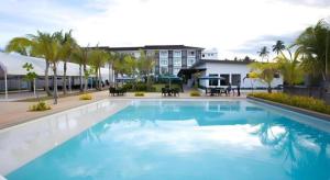 Una gran piscina azul frente a un edificio en Ciriaco Hotel, en Rauis