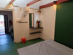 een kamer met een bed en een groene muur bij PARV Farms in Belgaum