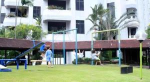 un grupo de niños jugando en un parque infantil en Danau Toba Hotel International, en Medan