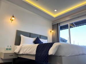 En eller flere senge i et værelse på The Coastal Agonda