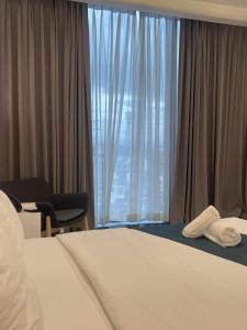 Una habitación de hotel con una cama y una ventana. en NOVADECI Suites, en Manila 6 fotos más