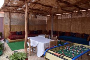 um quarto com uma mesa e uma mesa de bilhar em Lyron Hostel & Privates rooms Gueliz em Marraquexe mais 31 fotografias