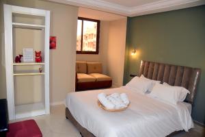 una camera da letto con un letto con due asciugamani sopra di Lyron Hostel & Privates rooms Gueliz a Marrakech