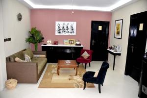 uma sala de estar com um sofá e uma mesa em Lyron Hostel & Privates rooms Gueliz em Marraquexe