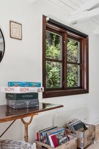 Habitación con ventana y mesa con libros. en Architect Designed With Two Wings By Tisvilde Hegn, en Tisvildeleje