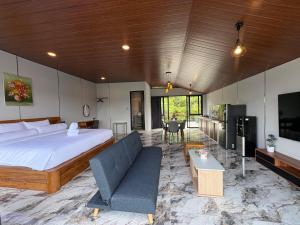 una camera da letto con un letto e un soggiorno di Tera Bali Villa Bedugul 2 a Bedugul