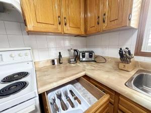 una cucina con piano cottura bianco forno superiore accanto a un lavandino di Relocation Ready- Pet-Friendly 4BR-Core of transit a Vaughan Altre 9 foto