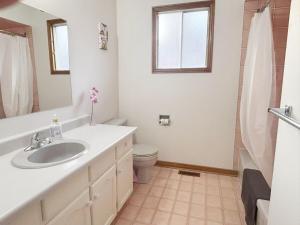 un bagno con lavandino, WC e finestra di Relocation Ready- Pet-Friendly 4BR-Core of transit a Vaughan