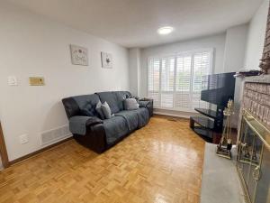 un soggiorno con divano e camino di Relocation Ready- Pet-Friendly 4BR-Core of transit a Vaughan
