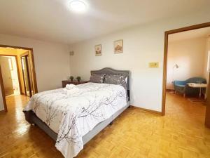 una camera da letto con un letto e uno specchio di Relocation Ready- Pet-Friendly 4BR-Core of transit a Vaughan