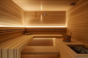 a wooden sauna with a bucket in the middle at Hotiday Lerici Porto in Lerici
