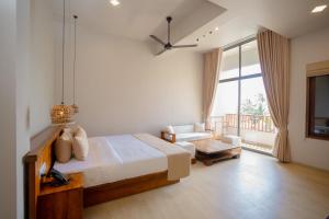 une chambre avec un lit et un salon dans l'établissement Emerald Resort Hikkaduwa, à Hikkaduwa 76 autres photos