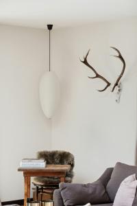 una sala de estar con un sofá y una mesa en Architect Designed With Two Wings By Tisvilde Hegn, en Tisvildeleje