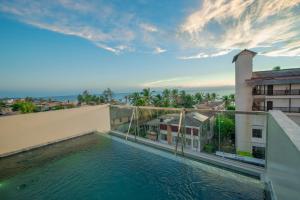 un balcon avec vue sur l'eau dans l'établissement Emerald Resort Hikkaduwa, à Hikkaduwa