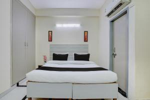 Postel nebo postele na pokoji v ubytování Super Hotel O DLF Phase 1 Metro Station Gurugram