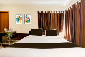 Giường trong phòng chung tại Super Townhouse New Digha Formerly Hotel Coral