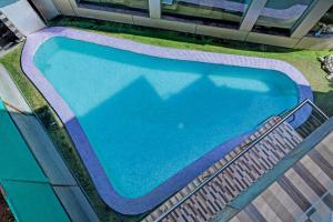 Bazén v ubytování Super Townhouse New Digha Formerly Hotel Coral nebo v jeho okolí