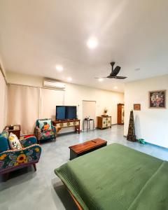 TV a/nebo společenská místnost v ubytování Vanaswara