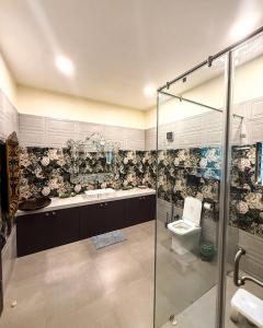 Koupelna v ubytování Vanaswara