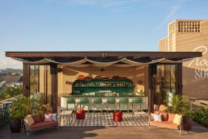 un bar en el tejado de un edificio en Kleo Seminyak, part of JdV by Hyatt, en Seminyak