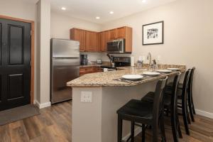 Η κουζίνα ή μικρή κουζίνα στο Ski-In/Ski-Out Zephyr 1 Bedroom Condo Winter Park