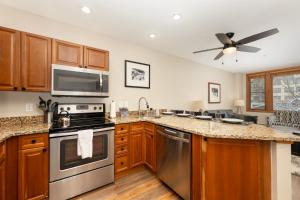 Η κουζίνα ή μικρή κουζίνα στο Ski-In/Ski-Out Zephyr 1 Bedroom Condo Winter Park