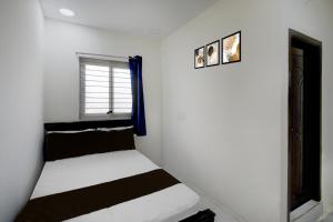 Ένα ή περισσότερα κρεβάτια σε δωμάτιο στο Hotel O Film City Hyderabad Formerly RJ Residency