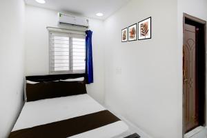 Ένα ή περισσότερα κρεβάτια σε δωμάτιο στο Hotel O Film City Hyderabad Formerly RJ Residency