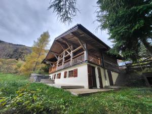 een huis met een balkon aan de zijkant bij Chalet Chamois & Spa in Lullin