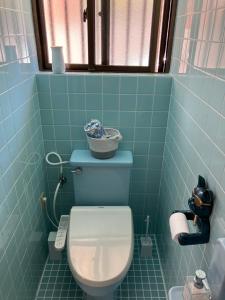 uma casa de banho com um WC com uma cesta em cima em Sunkissed Divers Okinawa Yomitan Guest House 1 em Yomitan mais 30 fotografias