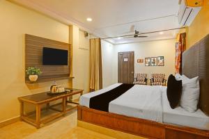 Una televisión o centro de entretenimiento en Collection O Machilipatnam Bus Terminal Formerly Vijaya Raghava Residency