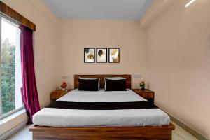 Un dormitorio con una cama y una ventana en Super Collection O Biswa Bangla Convention Centre Kolkata Formerly Atithya Inn, en New Town