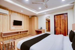 Una televisión o centro de entretenimiento en Super Collection O Dehradun Central Formerly Hotel Orange Residency