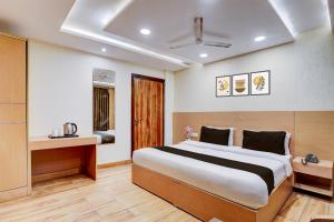 Una cama o camas en una habitación de Super Collection O Dehradun Central Formerly Hotel Orange Residency