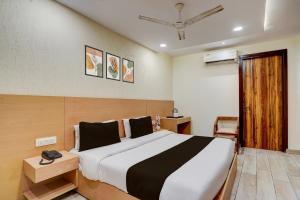 Una cama o camas en una habitación de Super Collection O Dehradun Central Formerly Hotel Orange Residency 27 fotos más